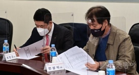자료 살피는 KT 최현준-KGC 전삼식 단장 [포토]