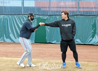 ‘괴물 앞에서 155!’ 한화 문동주, 류현진 지켜보는 가운데 첫 1군 불펜투구