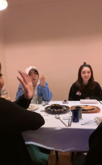 2NE1 완전체 컴백 회동? “박봄 신곡 발표 축하” [DA]