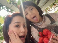 ‘기태영♥’ 유진, 둘째 로린이와 딸기농장 방문…초절정 귀요미 [DA★]