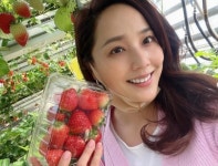 ‘기태영♥’ 유진, 둘째 로린이와 딸기농장 방문…초절정 귀요미 [DA★]