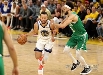 ‘3Q에만 14점’ 커리 앞세운 골든스테이트, NBA 파이널 2차전서 반격의 1승