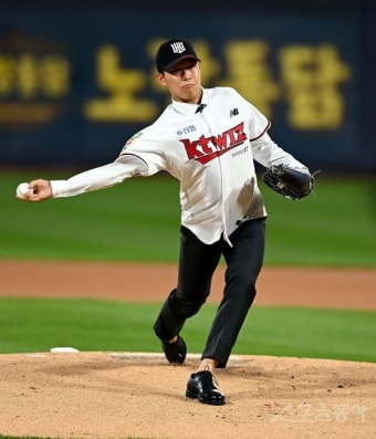 kt 2023년 1라운드 신인투수 김정운의 시구! [포토]