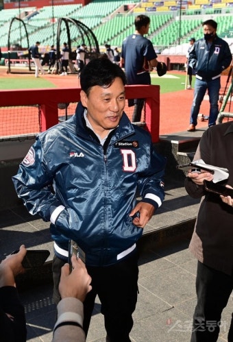 이승엽 감독 ‘두산 점퍼 적응 됐어요’ [포토]
