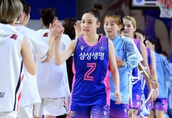 삼성생명, BNK를 상대로 74-61 승리! [포토]