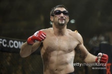 전 UFC 스타 필 바로니, 여자친구 살해 혐의로 체포