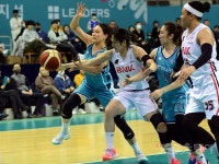 치열한 볼 다툼! [포토]