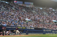 경기82배1147 | 평일에도 2만 관중 부른 ‘엘롯라시코’…홍창기 펄펄 난 LG, 롯데에 기선제압