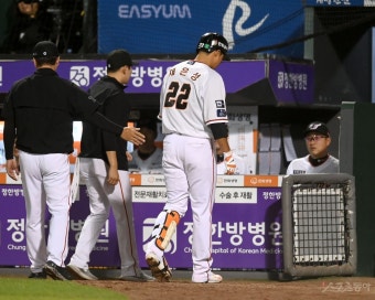부상으로 교체되는 채은성 [포토]