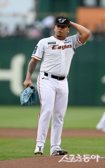 “변화구가…” 사령탑이 짚은 한화 산체스 ‘시즌 최소이닝·최다실점’ 원인