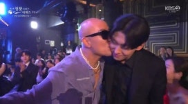 떡뽀끼닭아는형네 | 홍석천, 시상식 기습 뽀뽀 해명…덱스도 “형님 감사해” [DA★]