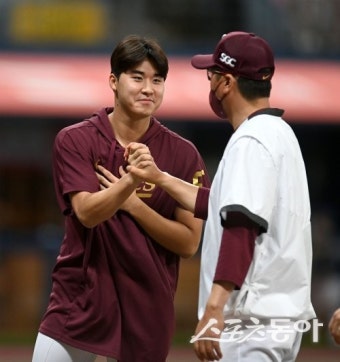 ‘선발 장재영’, 키움 홍원기 감독 “이젠 볼넷보다 타자와 승부 얘기해야”