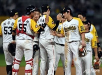 SSG, LG 상대로 2-1로 승리하며 5연패 탈출! [포토]