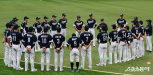 훈련 전 팀 미팅하는 한국야구대표팀 [포토]