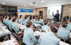 대한항공, 최연소 소믈리에 챔피언에게 객실승무원 기내 와인 교육