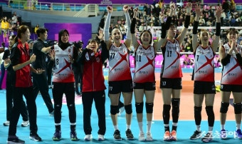 정관장, ‘절대 강자’ 흥국생명의 개막 4연승 저지…3-2 대역전승! [현장리뷰]
