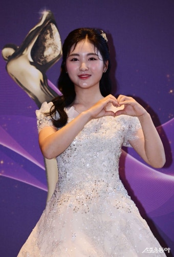 ‘대상 시상식’ 이예원 3관왕…박현경 생애 첫 인기상 영예