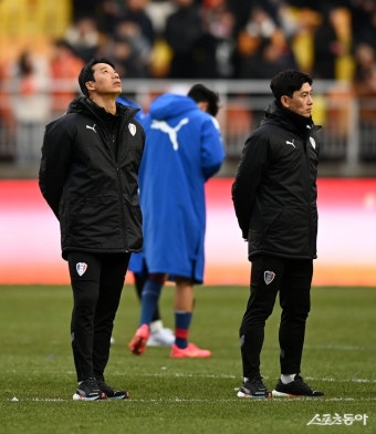 염기훈 감독 ‘하늘만 바라보며’ [포토]