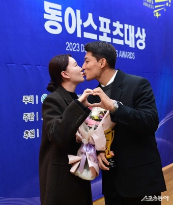 주민규, ‘2023 동아스포츠대상’ 영광을 아내와 함께 [포토]