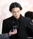 수척한 모습으로 재판에 출석한 유아인 [포토]