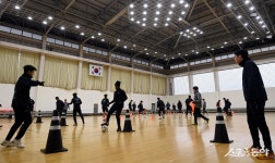 수원FC, 폭설로 인해 실내 훈련 [포토]