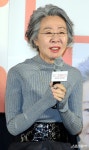 ‘도그데이즈’ 윤여정 “함께 개취급 받던 감독 데뷔작, 전우애로 출연” [인터뷰]