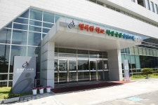 충남교육청, ‘모범공무원증·정부포상’ 전수식 개최