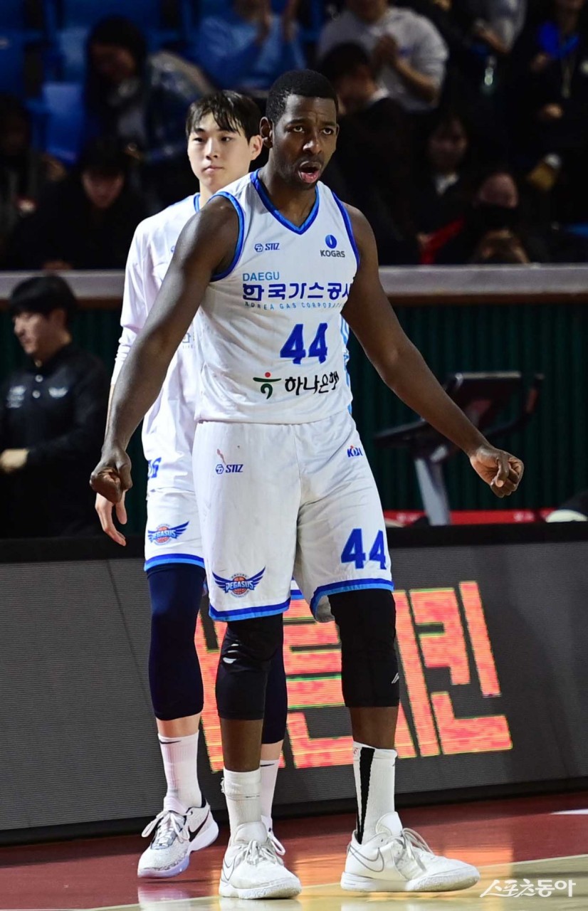 프로농구 안양 정관장, 외국인 선수들의 활약으로 한국가스공사 완파하며 플레이오프 기대감↑