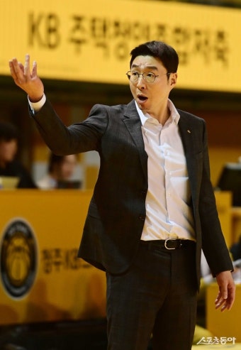 김완수 감독, 교체! [포토]