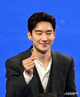 이제훈 ‘배구팬을 향한 하트’ [포토]