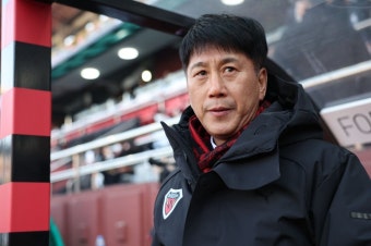 K리그 첫 승 신고한 박태하 포항 감독, “명가의 영광 이어가겠다”