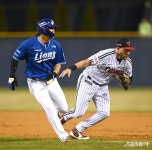 오스틴 ‘1루주자 태그 아웃’ [포토]