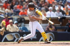 ‘슈퍼 코리안데이’ 김하성 시즌 첫 홈런·이정후 3볼넷, 영웅 출신들의 MLB 정복 시작