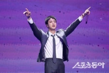 BTS 진에게 입맞춤 시도한 팬…경찰 내사 착수[연예뉴스 HOT]