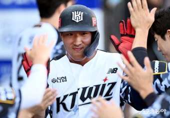 “꽉 찬 공이던데? 다 놀라” KT 감탄케 한 기대주 안현민의 데뷔 첫 홈런