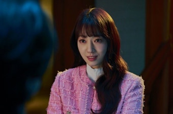 얼굴에 튄 핏방울…박신혜, 파격 연기변신 예고 (지옥에서 온 판사)