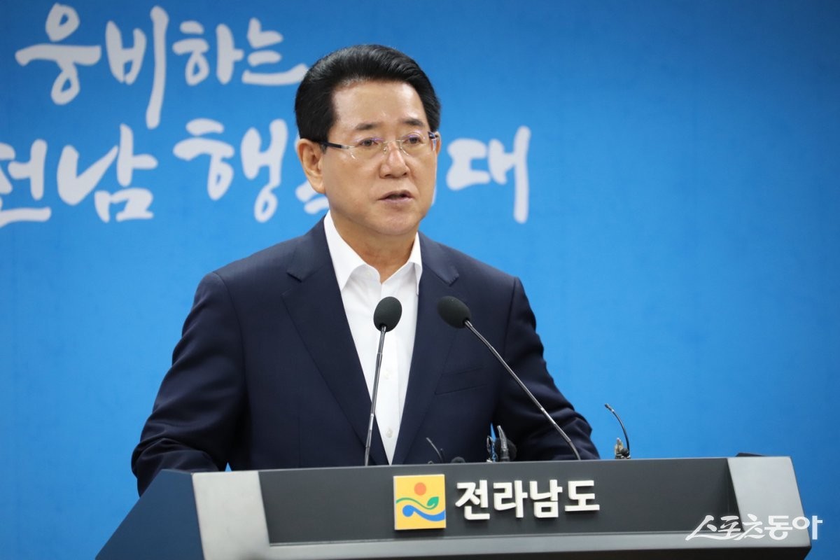 김영록 전남도지사, 국회 행정안전위원회 국정감사에서 의원들의 질의에 성실하게 답변 중