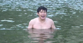 유태오 대자연에 大흥분…또 벗어던진 빤스보틀 ‘훌러덩’ (음악일주)