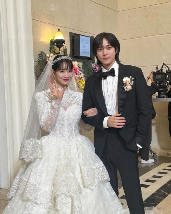 신민아·김영대, 웨딩 현장 공개…이 비주얼 안 보면 손해 [DA]