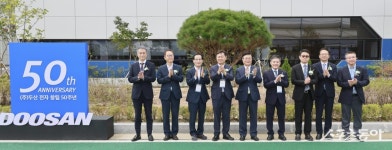 (두)두산전자사업김제공장 | 김관영 전북지사 1호 유치 대기업 두산, 전자사업 김제공장 준공식 개최