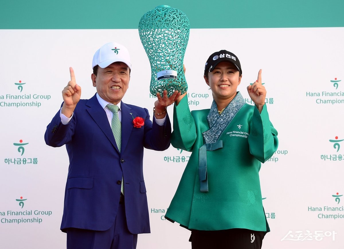 홍정민 선수, KLPGA 챔피언십 3라운드에서 7언더파 기록하여 선두에 올라