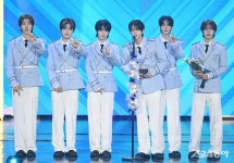 투어스, ‘디어워즈 블랙라벨 올해의 신인상 수상’