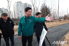 이상일 시장, ‘미세먼지 차단숲’ 조성 현장 방문… 주민 숙원사업 해결