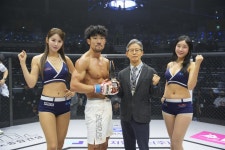 로드FC 장현진, 원주 정병원 정우문 원장과 함께 파이팅 포즈