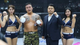 로드FC 서덕호 대표, 무제한급 킥복싱 매치에서 승리 거둔 이호재에게 트로피 시상