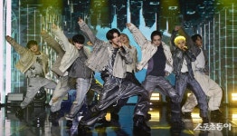 원오어에잇, 화려한 퍼포먼스