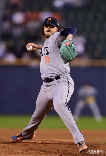 ‘6승 무패 ERA 1.70’ 한화 폰세, KBO리그 3~4월 월간 MVP 선정