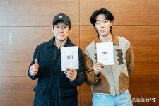 류준열·설경구, 넷플릭스 새 시리즈 ‘들쥐’로 호흡
