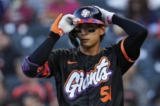 두 마리 토끼 잡는 이정후 스윙, 미국서 탐구 대상으로…“MLB서 제일 독특해”