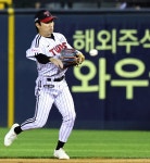 타자 유영찬, 구본혁 배트·문보경 보호 장구 차고 나섰는데…잠실 ‘수비 달인’의 치명적인 송구 실책